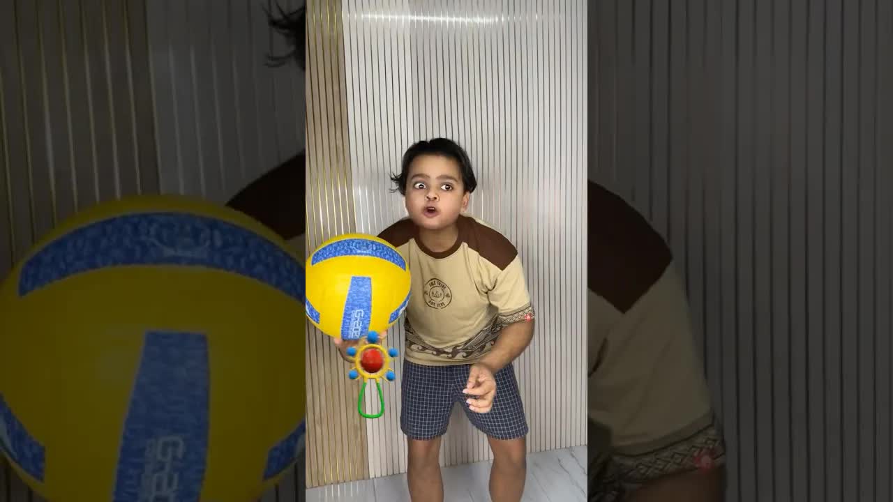 टिलू को फुटबॉल मिला और घर में आतंक