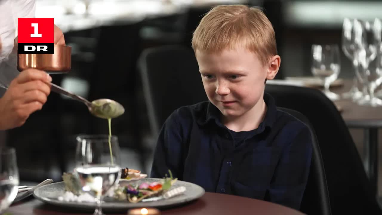 Børn smager på gourmetmad med kammuslinger