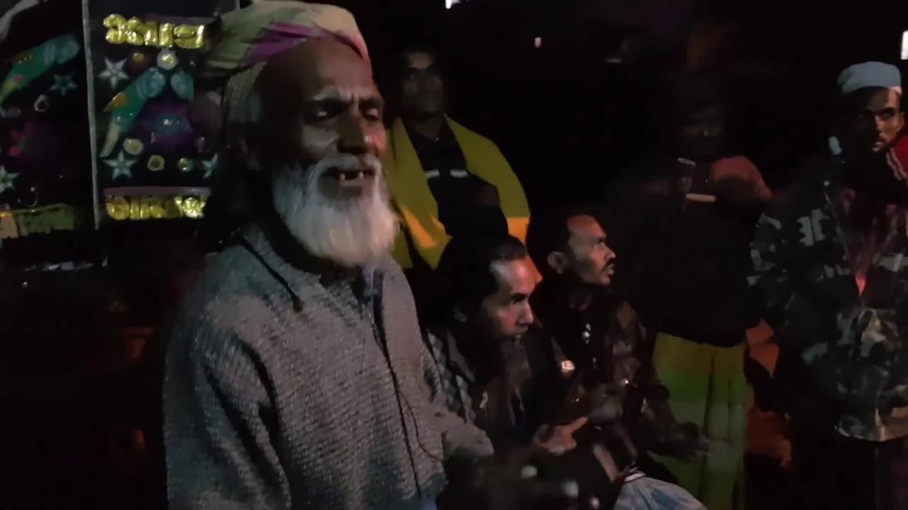 চট্টগ্রামের বস্তিতে রাতের আড্ডা