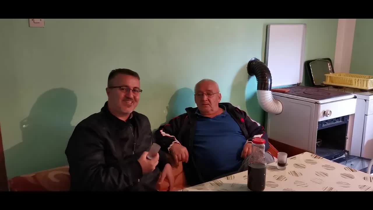 Posjeta prijatelju na selu i domaći sokovi