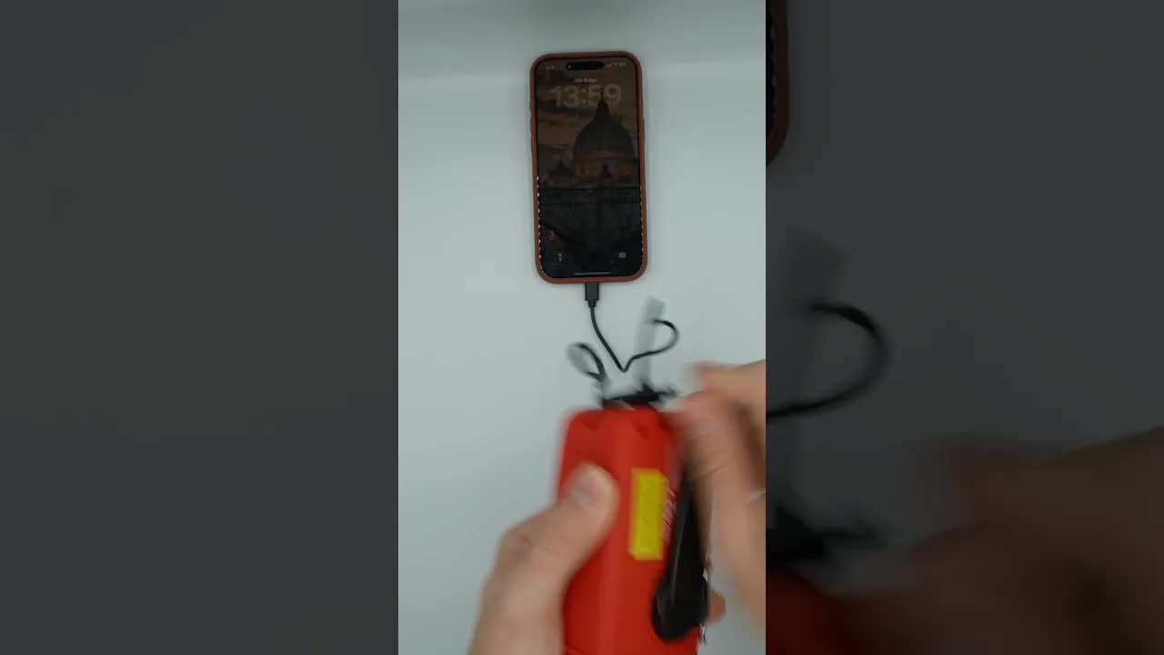 Testiamo un caricatore a manovella per iPhone