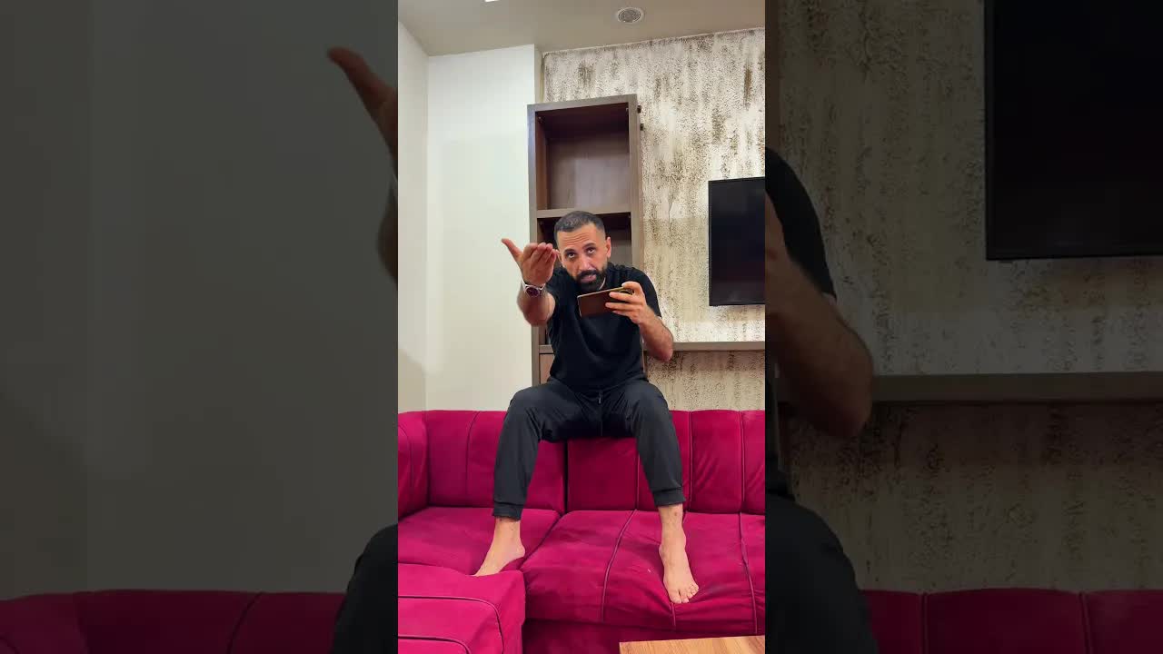 الأب يعاقب ابنه بالعمل المنزلي