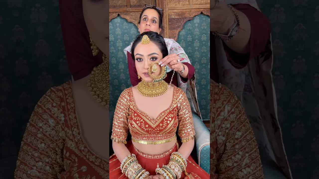रस्ट लेहंगा और गोल्ड ज्वेलरी स्टाइलिंग