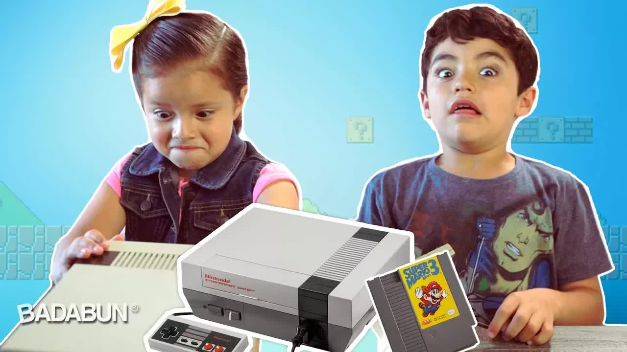 Niños prueban consolas y videojuegos antiguos