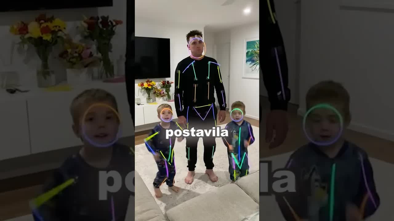 Dvojčata rozveselí tatínka svítícím tancem