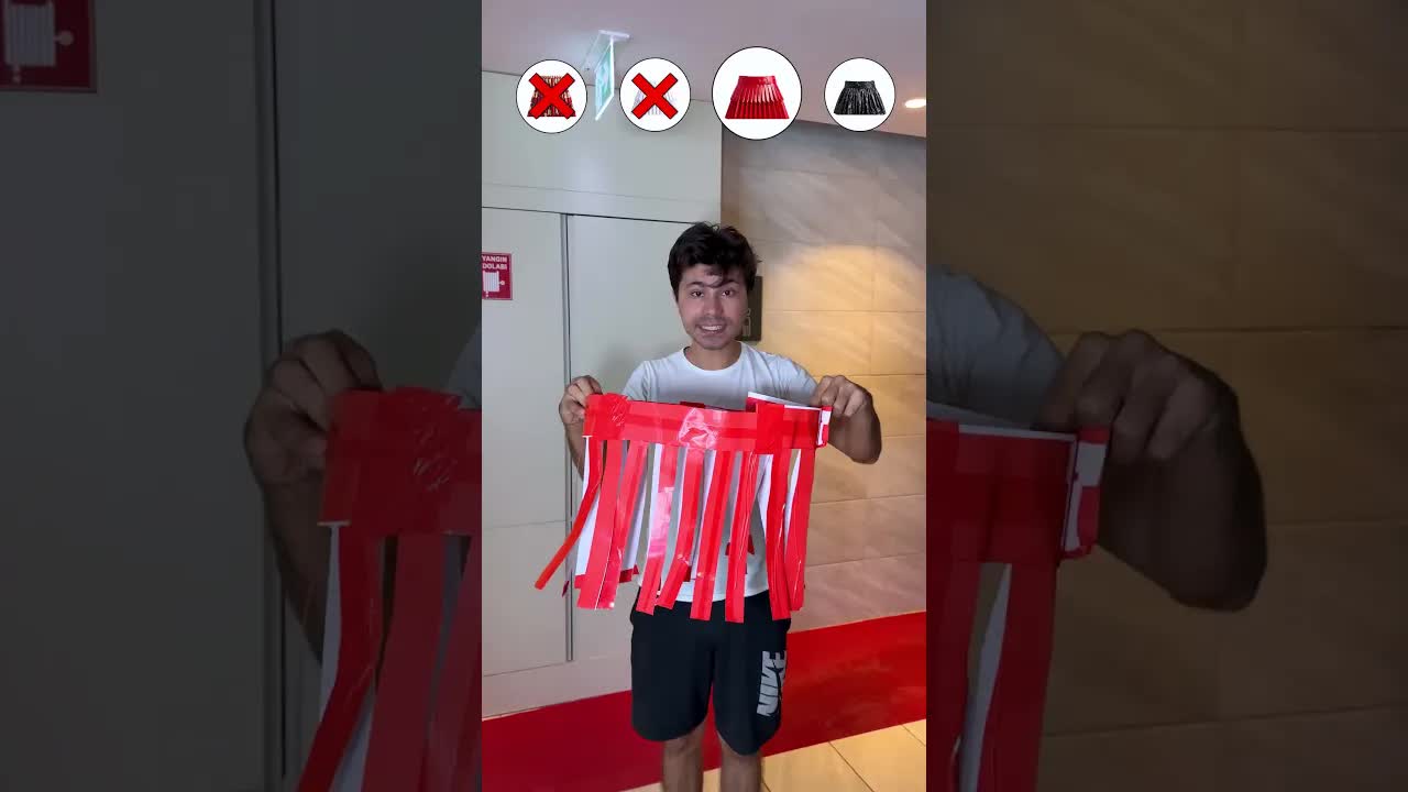 Kız Kardeşimin Havuza Etekle Girmesi