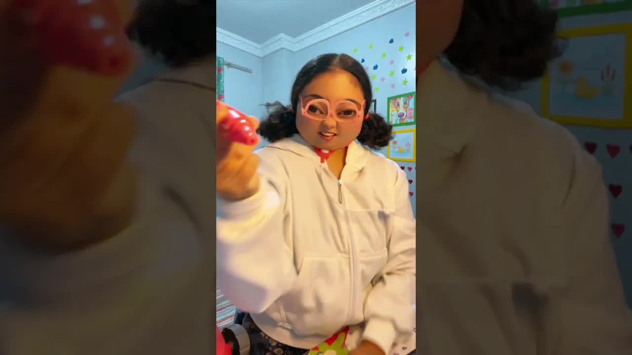 دكتورة أمونة تلعب مع مامي