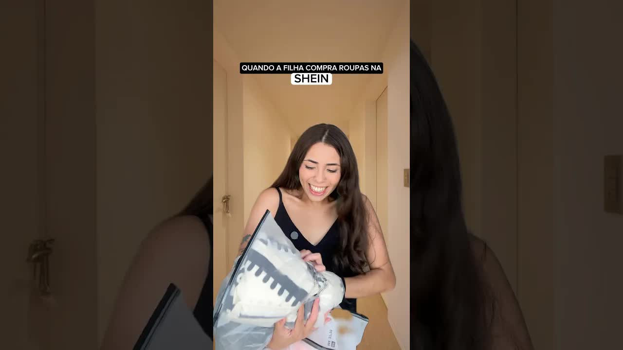 Escolhendo roupas de Natal com a mãe