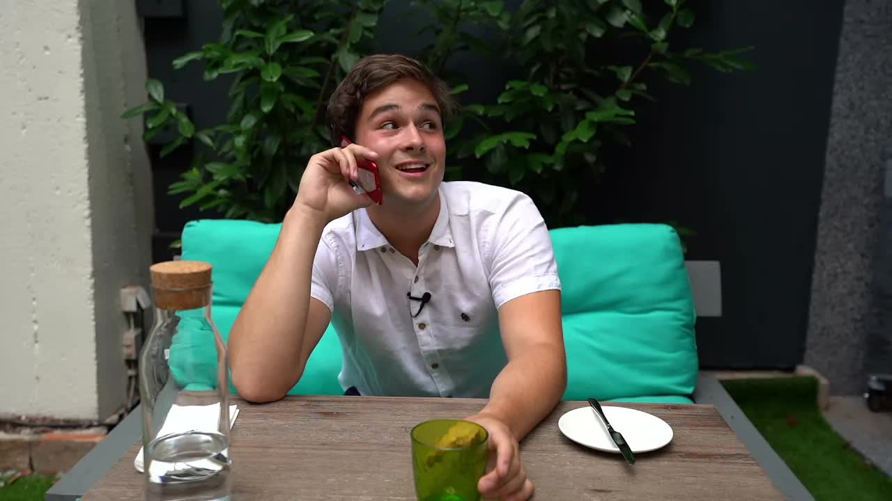 Parler de sa petite amie au téléphone