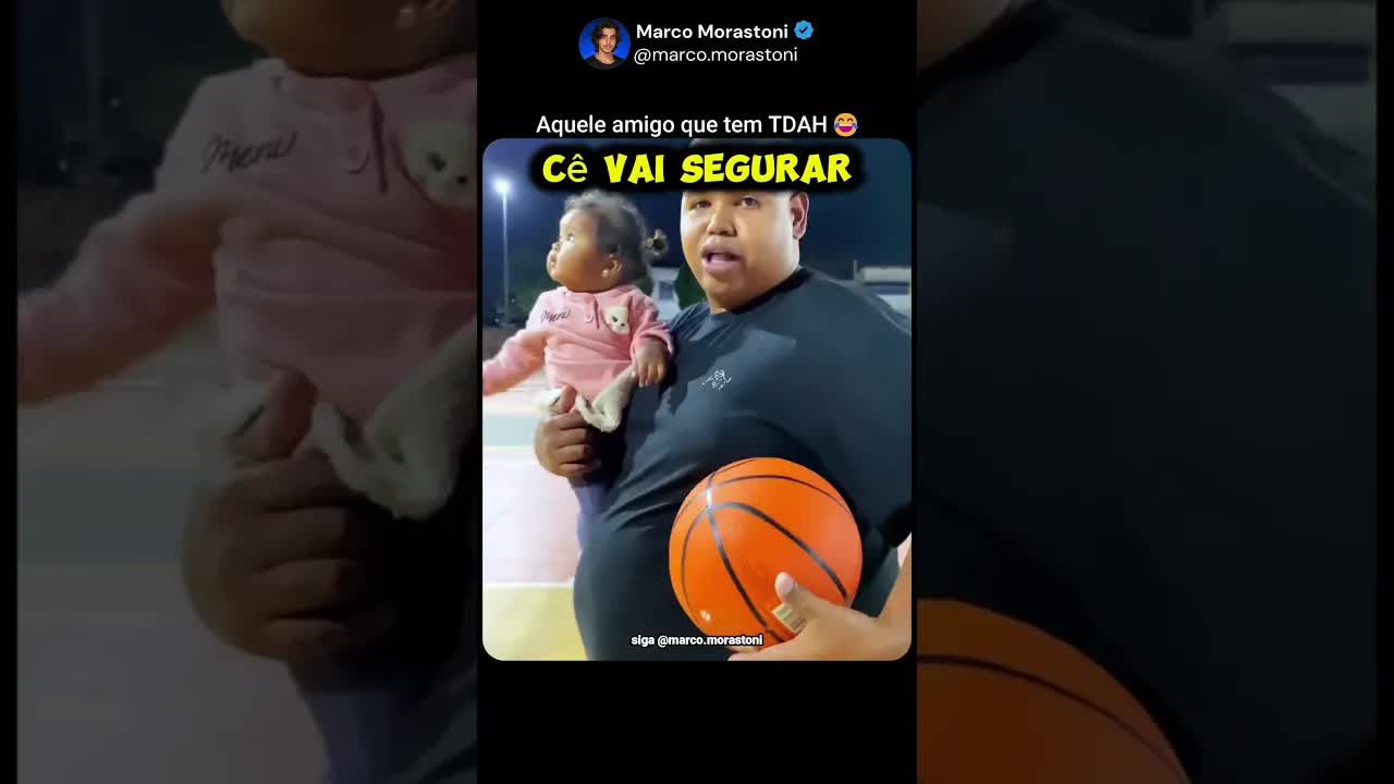 Pai traz filha para jogar basquete no serviço