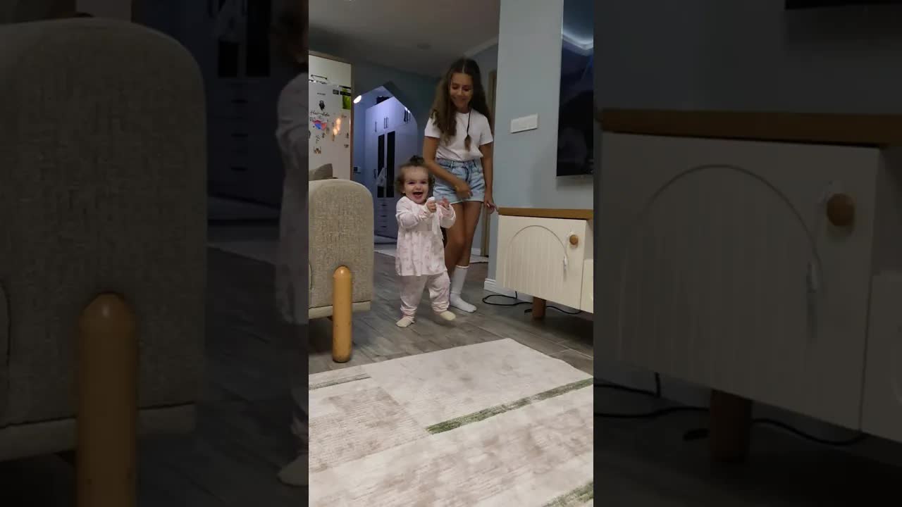 Prenses Ela İlk Adımlarını Atıyor