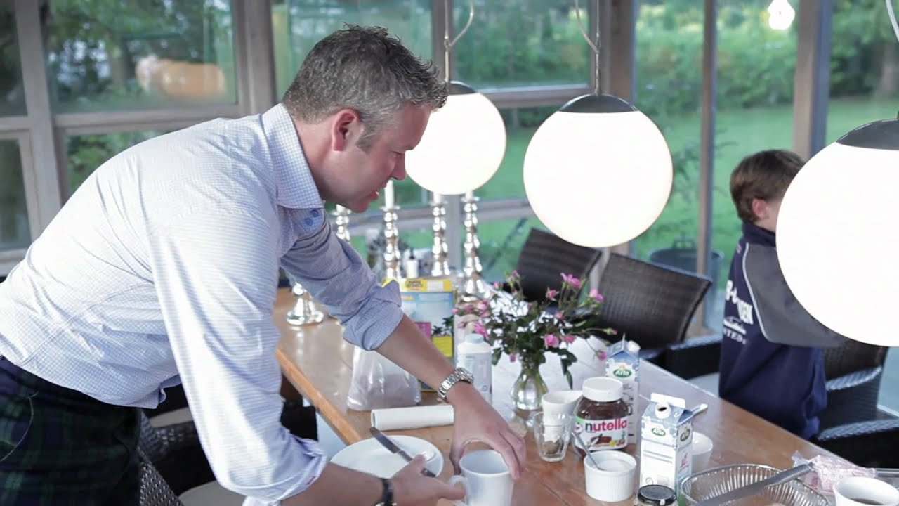 En morgen i Mads Christensens perfekte familie