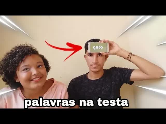 Jogo de adivinhação com celular na testa