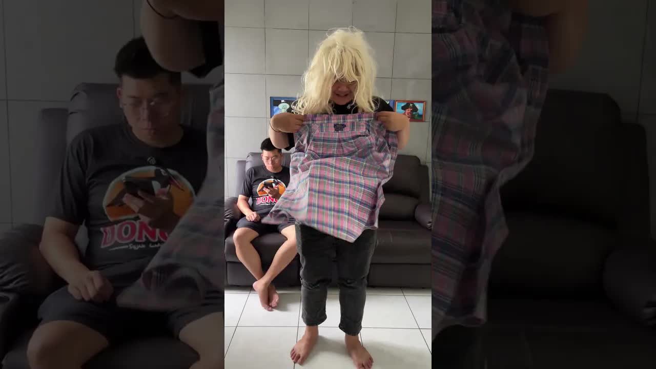 Keluarga siap ke mall, tapi ada kejutan baju