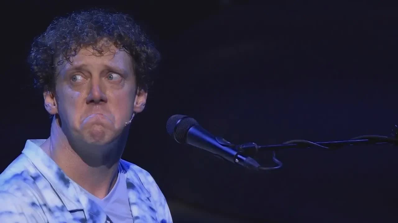 Jochem Myjer zingt een liedje voor dieren
