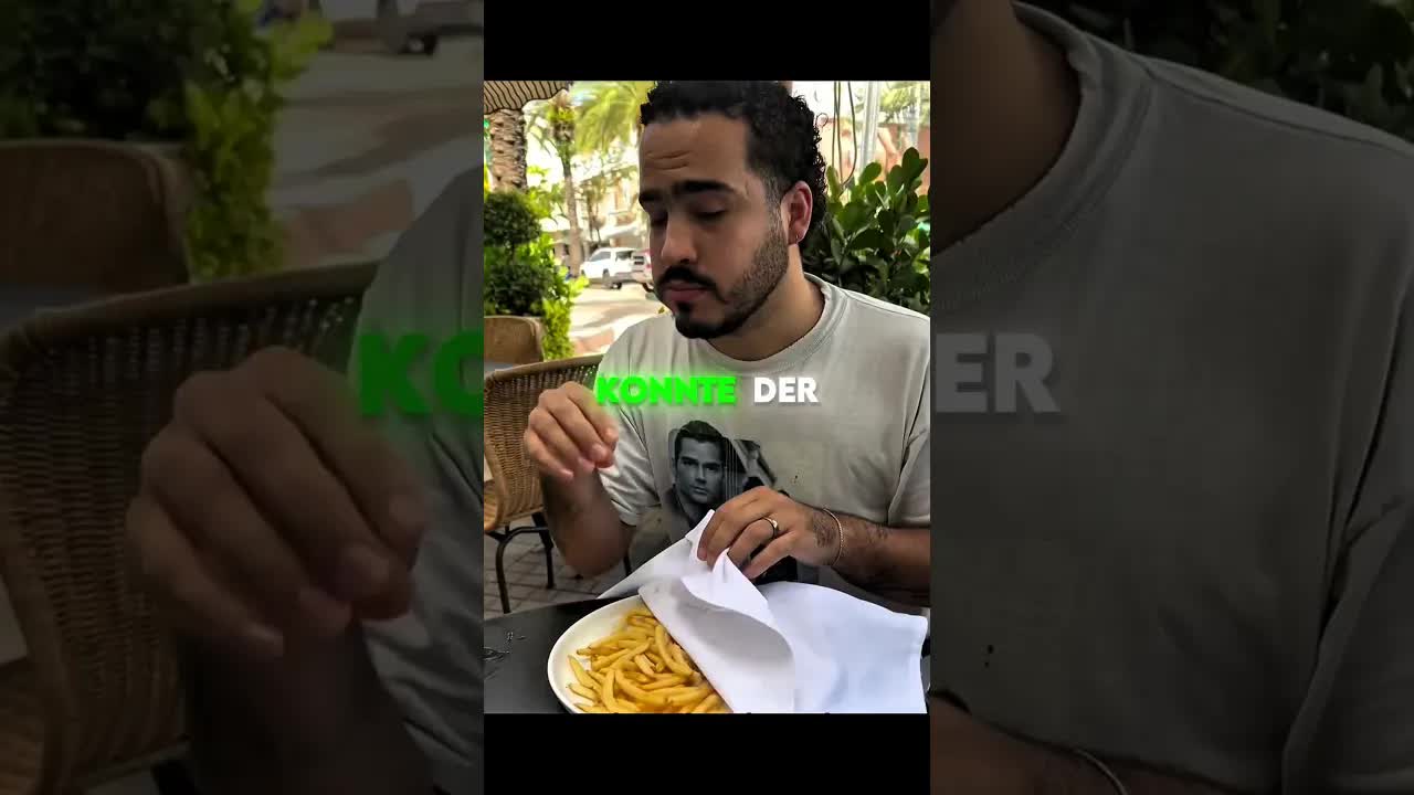 Mann teilt Pommes mit hungrigem Eichhörnchen