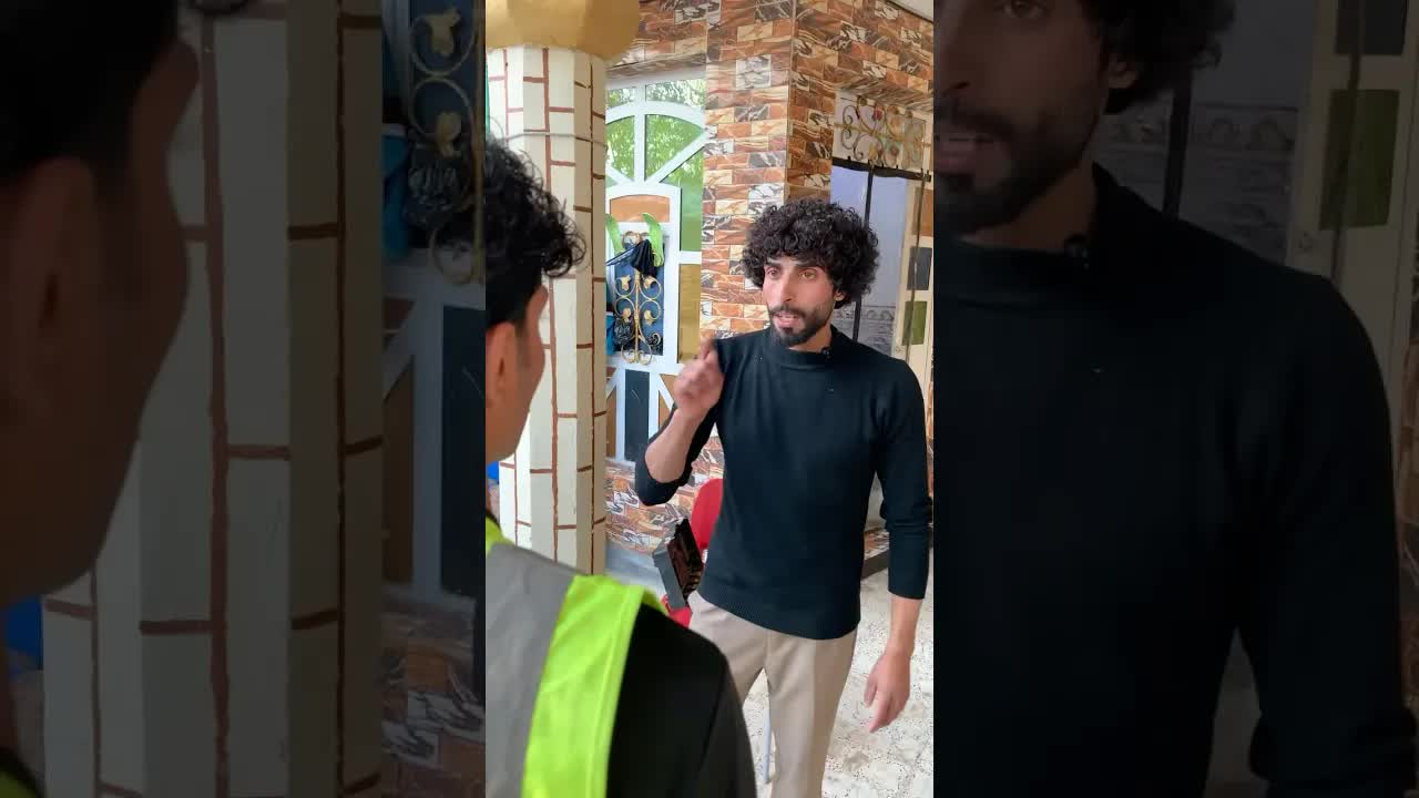 الاب يوبخ ابنه لعمله كعامل نظافة