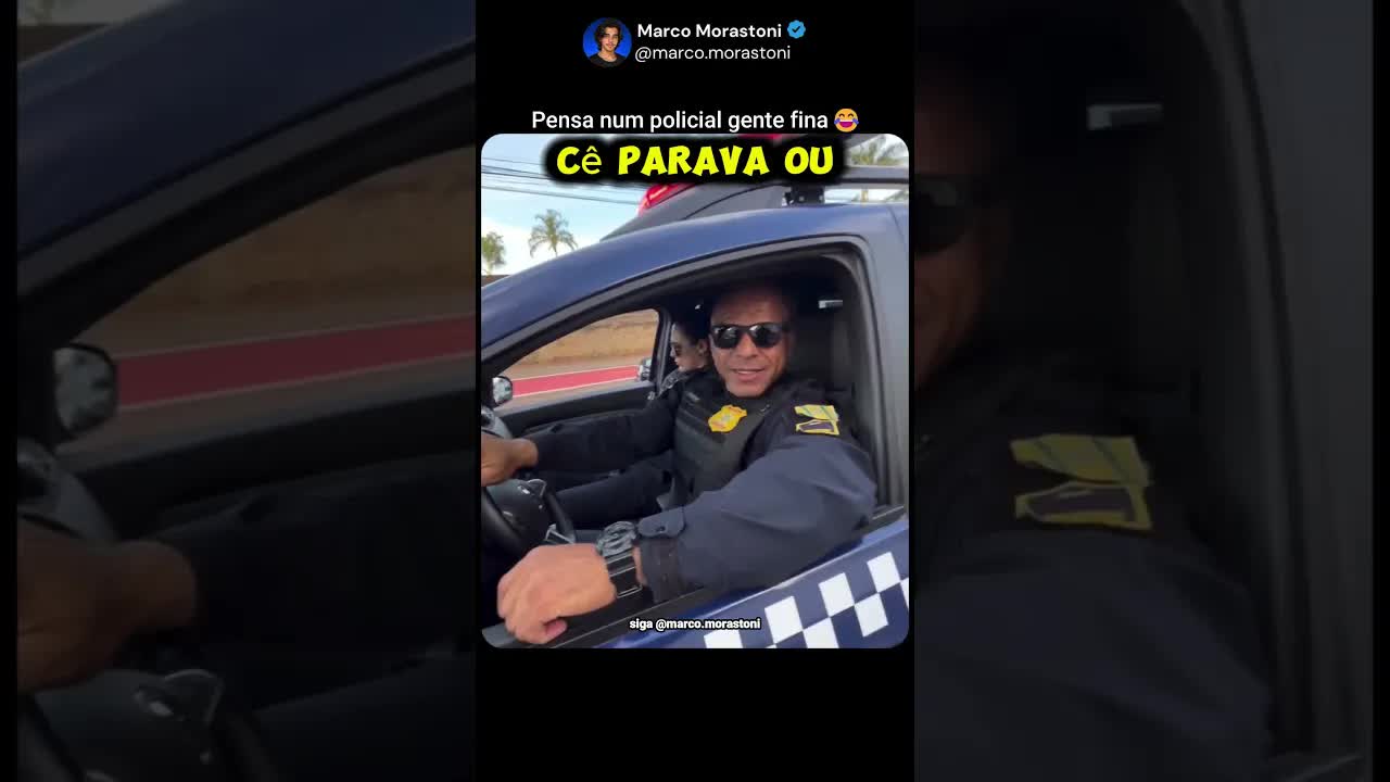 Um policial brinca com um colega em serviço