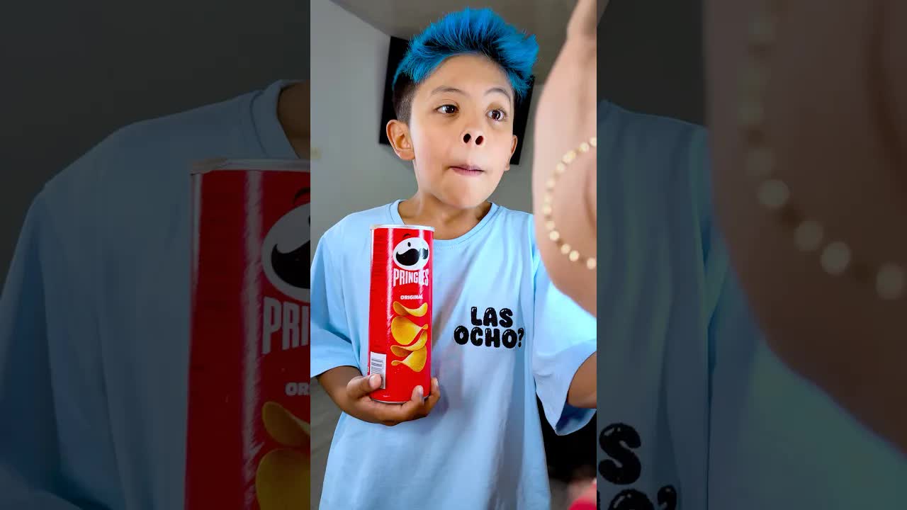mamá enseña a Santi a compartir la comida