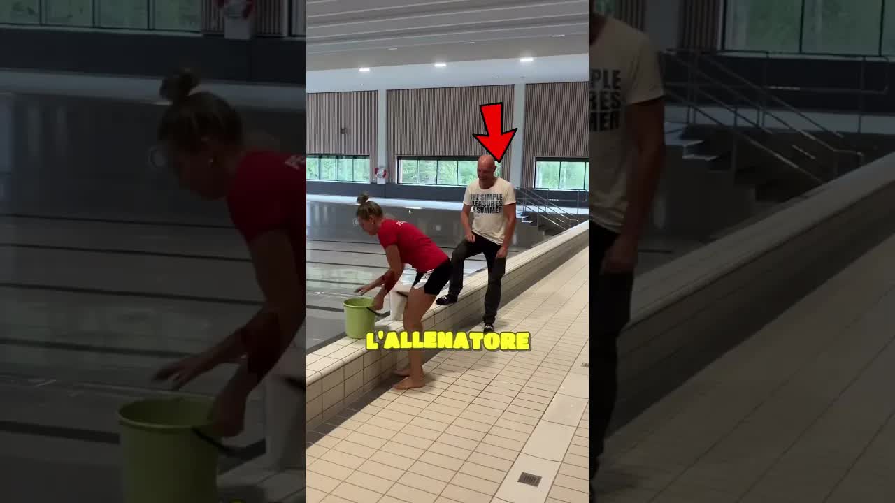 La squadra riempie la piscina di nascosto