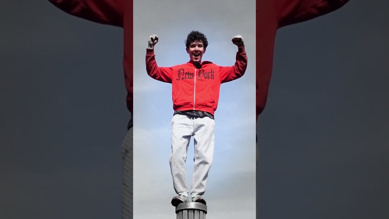 Adrian springt auf immer höhere Gegenstände