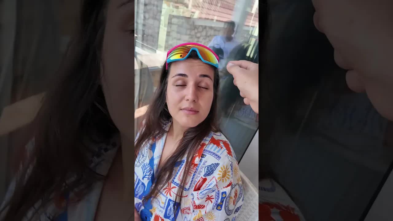 Aynalı Gözlükle Uyuyan Adam
