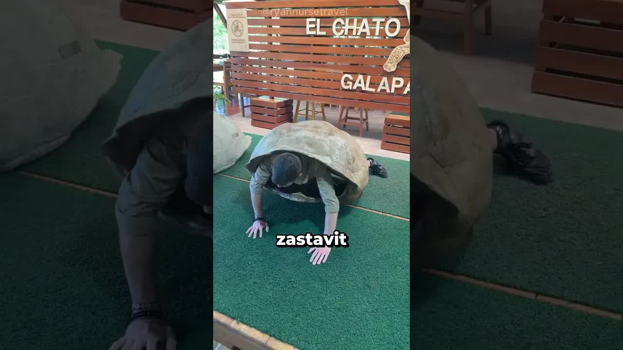 Muž se snaží chodit jako želva na Galapágách