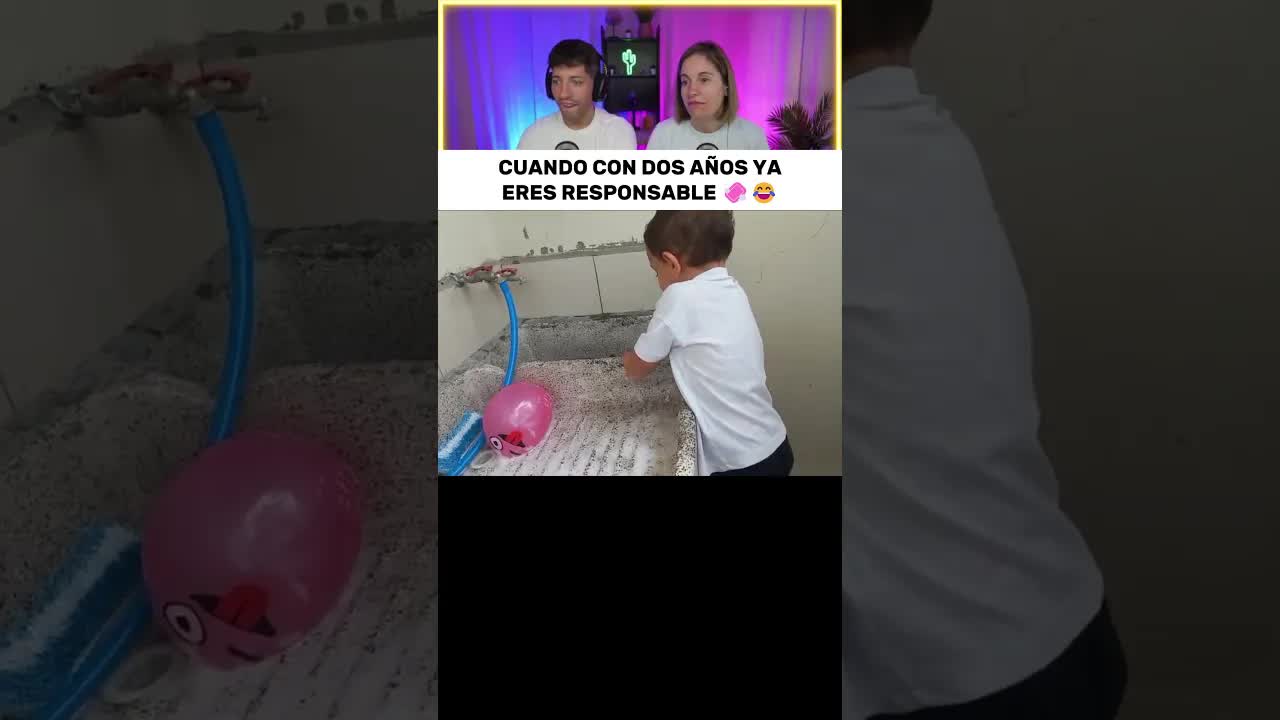 Un niño de dos años lava sus calzones