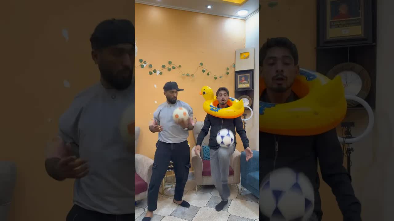 الأب يسخر من أطفاله بفكرة البحر في المنزل
