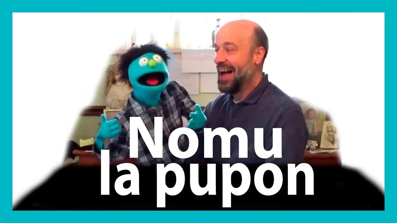 Amuziĝo kun la nova pupo