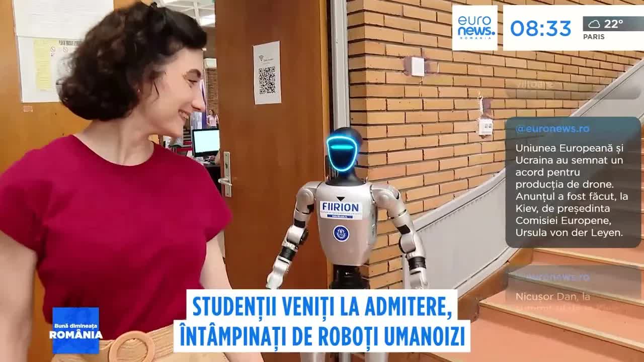 Roboții întâmpină studenții la înscrierea la facultate