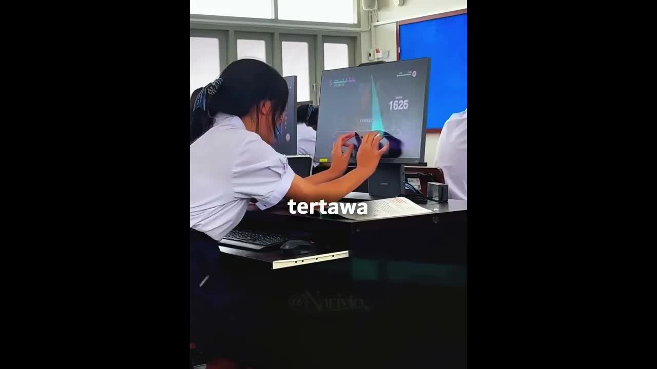 Gadis Ini Menipu Teman dengan Video Piano