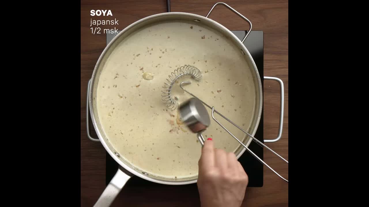 Gör gräddsås med mögelost och köttbullar