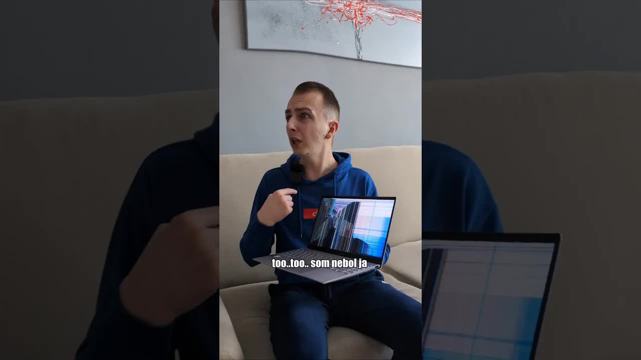 Bratia sa hádajú o notebook pred mamou