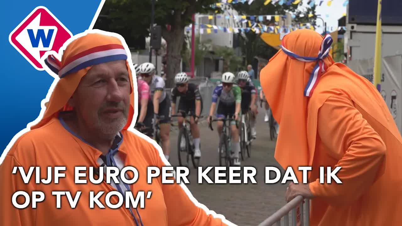 Man in Oranje Pak Zammelt Geld voor Goede Doel