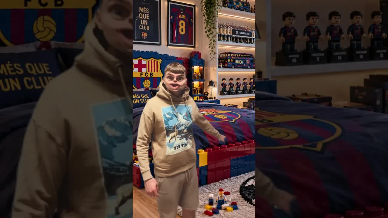 Syn pokazuje mamie zamek z Lego