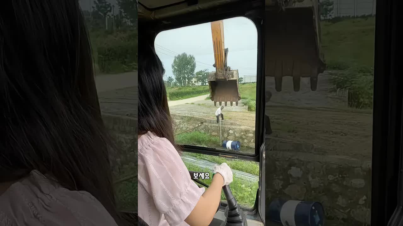 할아버지를 도운 용감한 여성 굴착기 기사