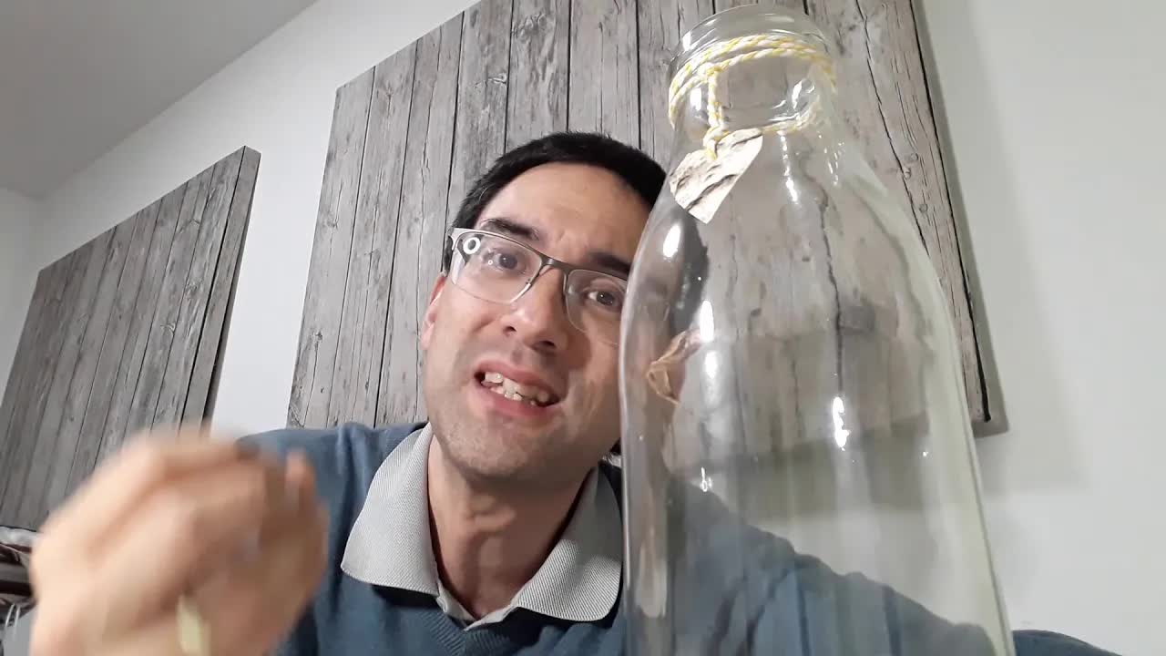 Mi observas bakteriojn sub mikroskopo