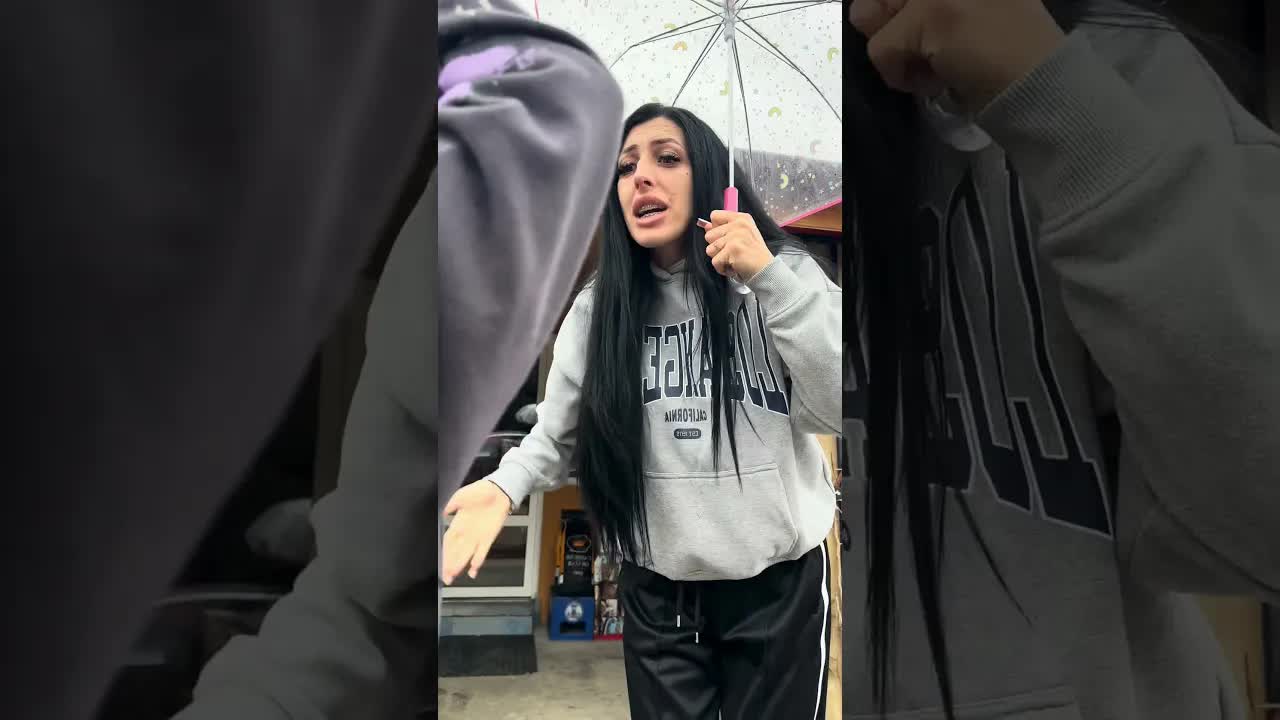Mama și umbrela mică: O glumă din ploaie