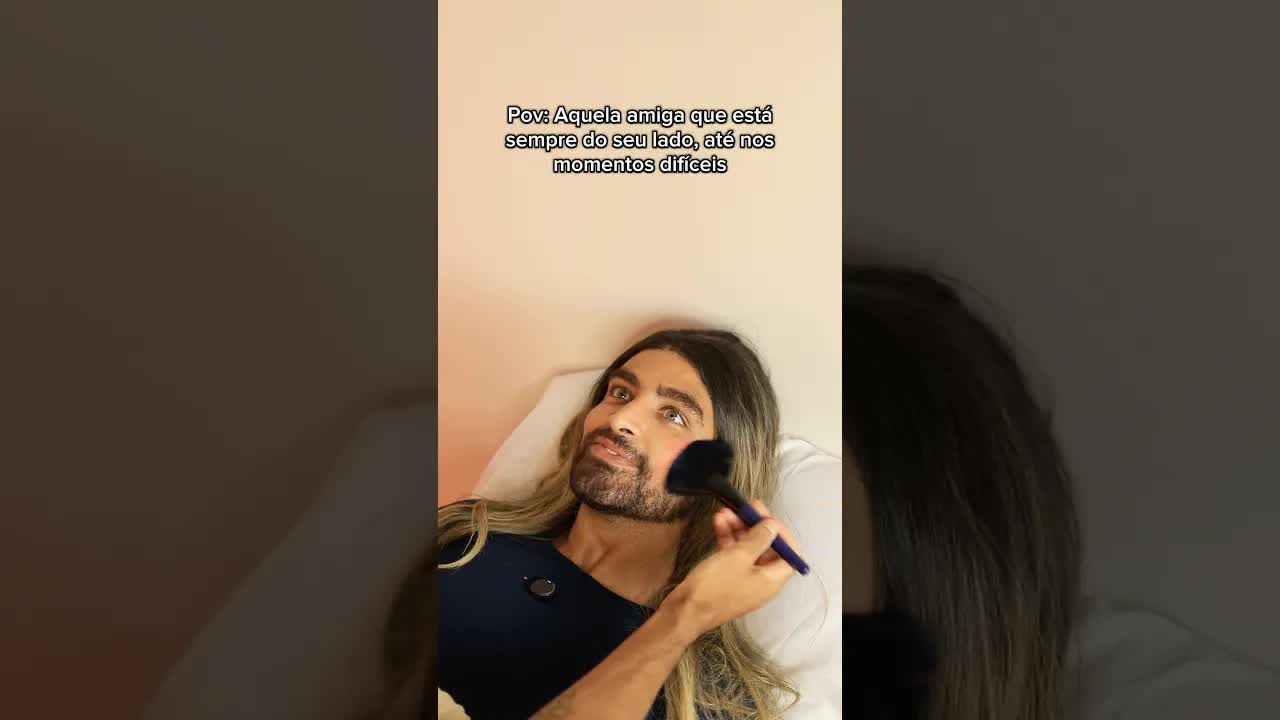 Amiga verdadeira cuida da outra no hospital