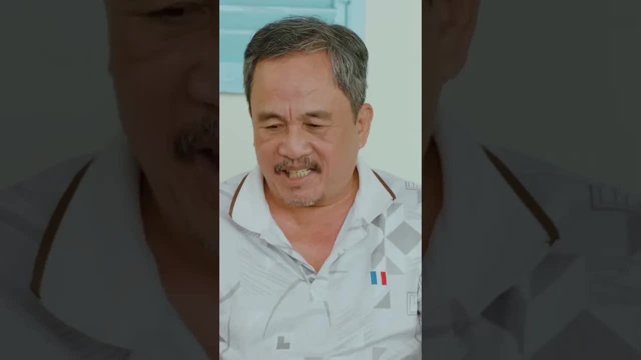 Ba quên cho gà ăn vì nhớ kỷ niệm cũ
