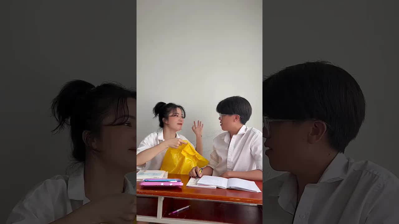 Hai bạn thân trêu nhau trước kỳ thi