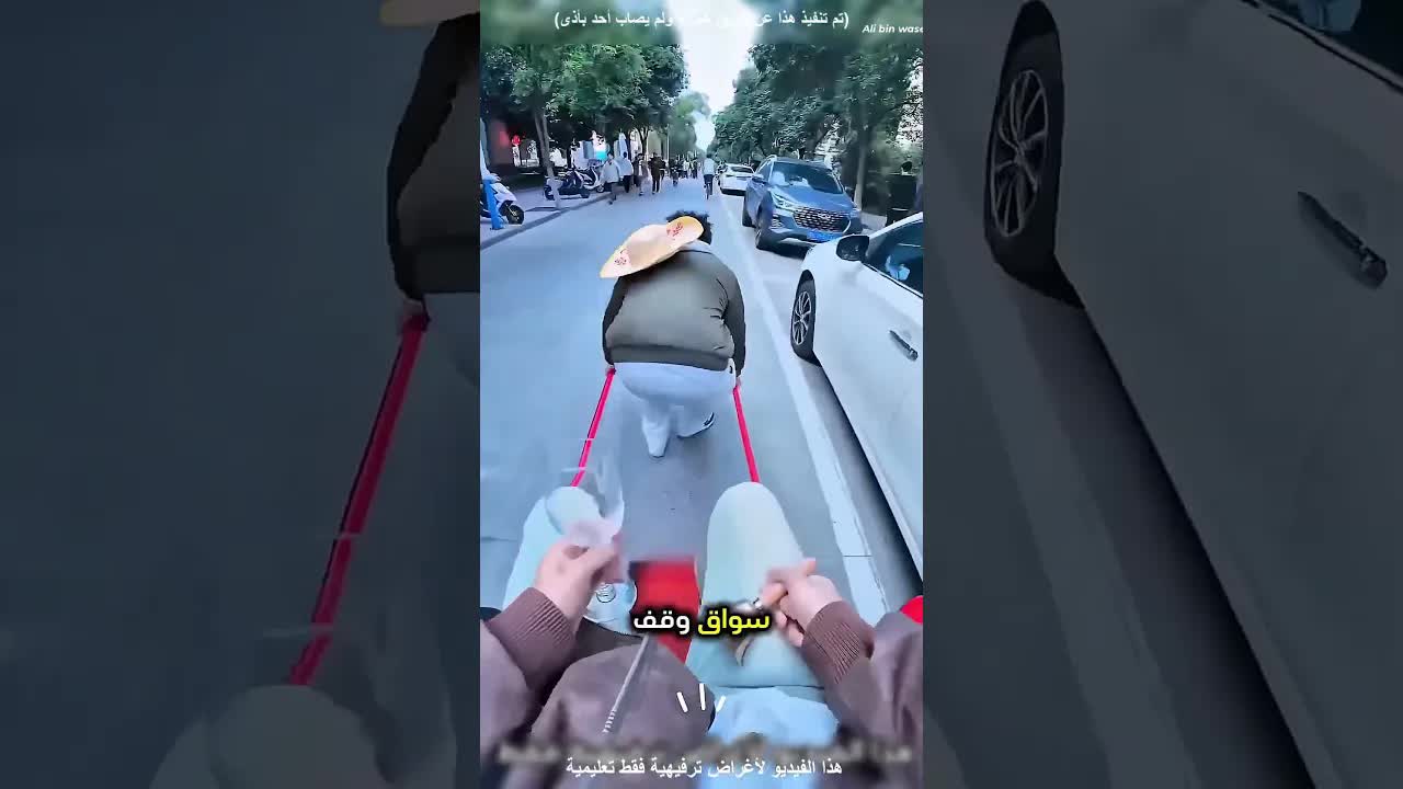 ولد يركب عربة ويشرب قهوة بطريقة مميزة