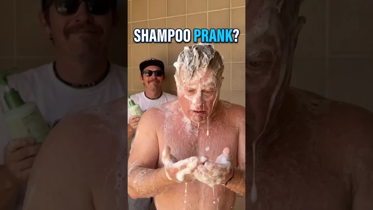Syn nachytá tatínka ve sprše se šamponem