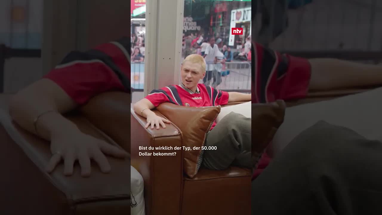 Fußballfans schauen WM in Glaskasten auf Times Square