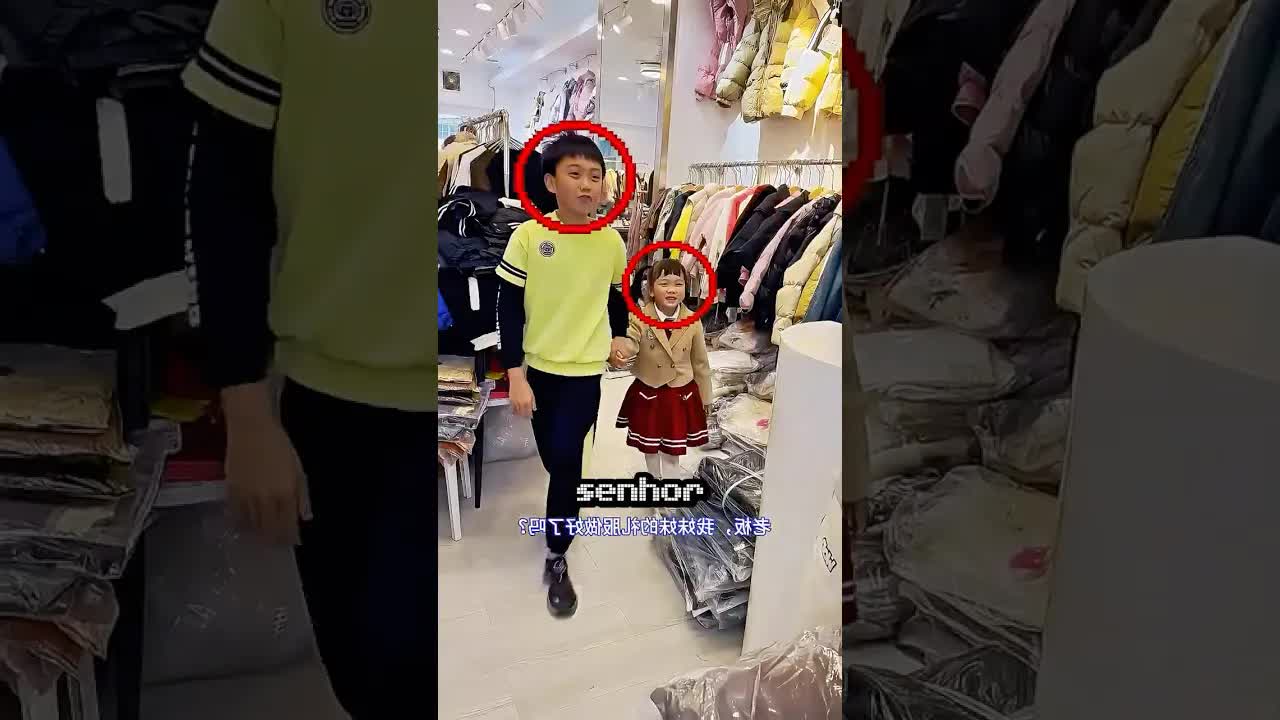 Menino faz vestido de princesa com sacos de plástico