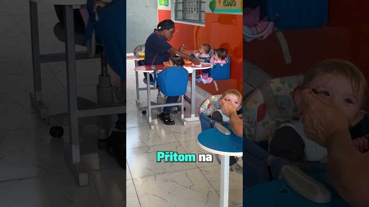 Pečovatelky krmit děti s láskou