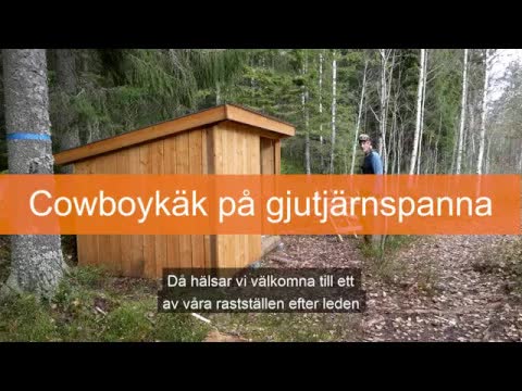 Laga cowboykäk på öppen eld i skogen
