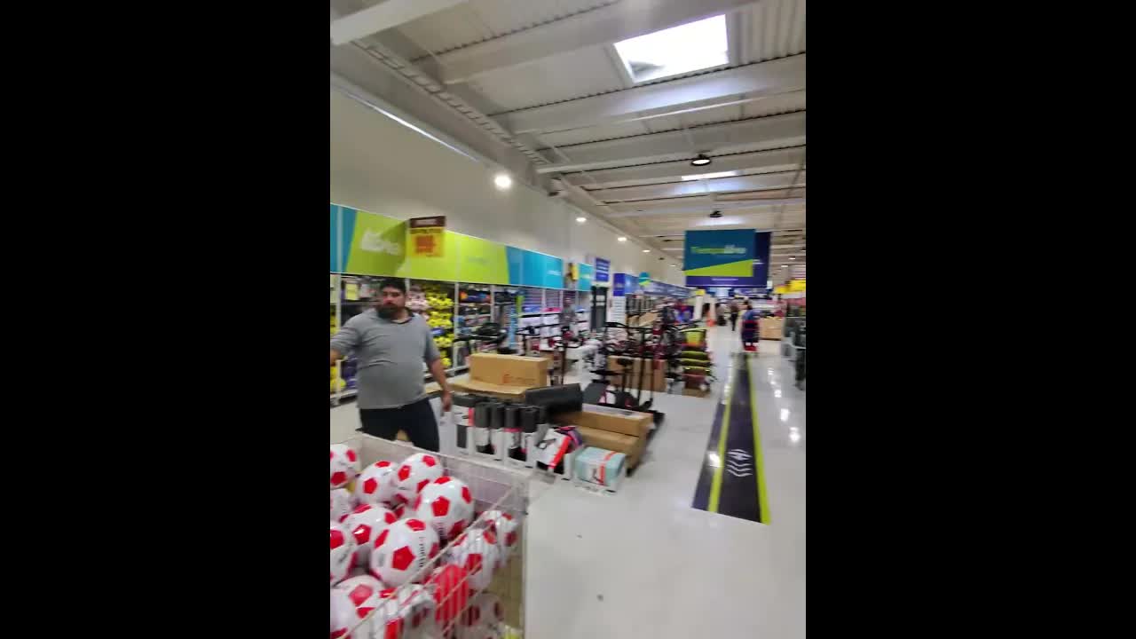 Jugando al fútbol en el supermercado con amigos