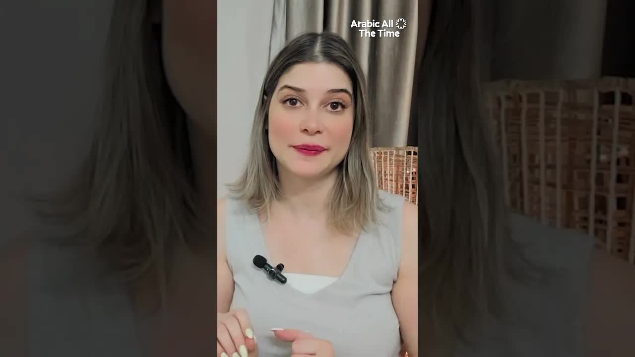رجل يشارك وصفة دجاج مقلي في مطبخه